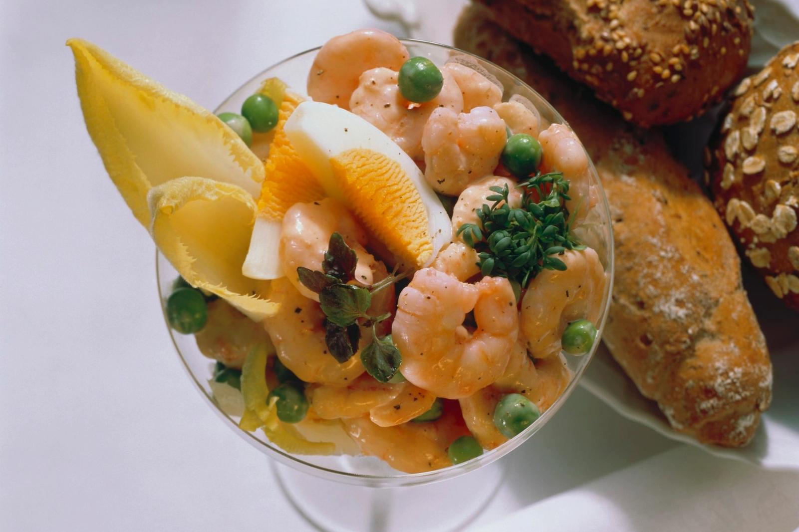 Cocktail de crevettes à la chicorée et œuf dur
