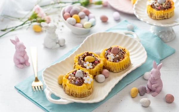 Nid d’oiseau à la crème au chocolat et mini œufs en bonbon pour Pâques