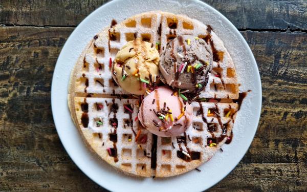 Gaufre belge avec glace au chocolat, glace à la fraise et glace aux amandes