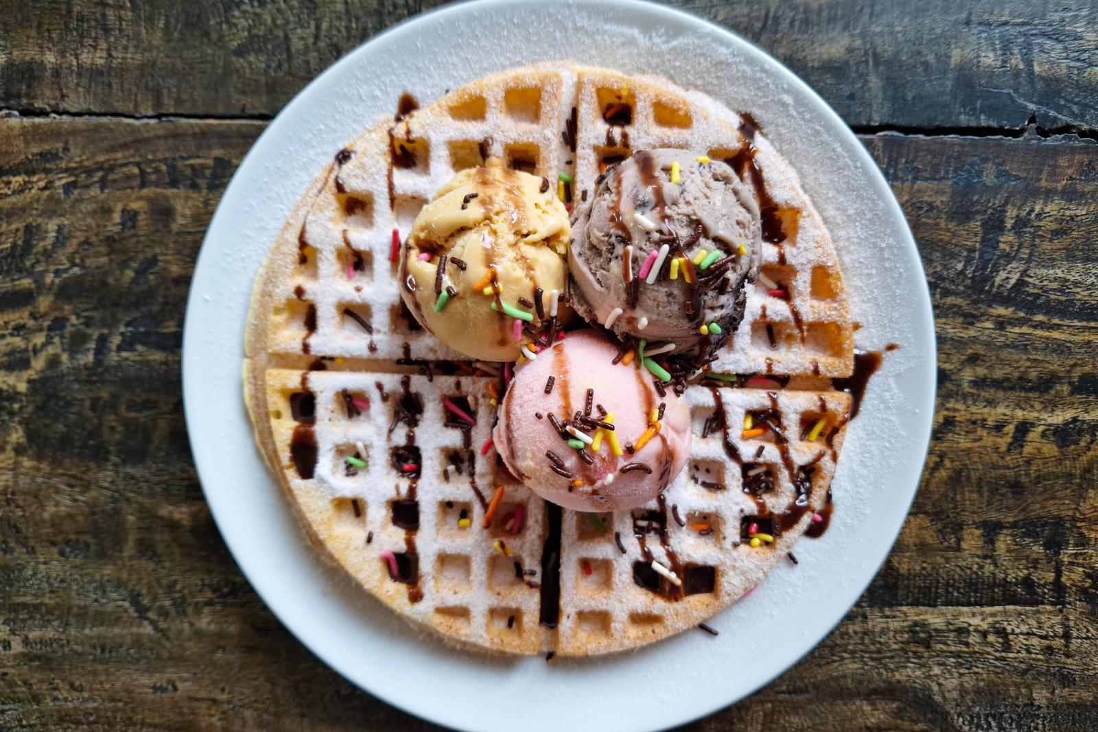 Gaufre belge avec glace au chocolat, glace à la fraise et glace aux amandes