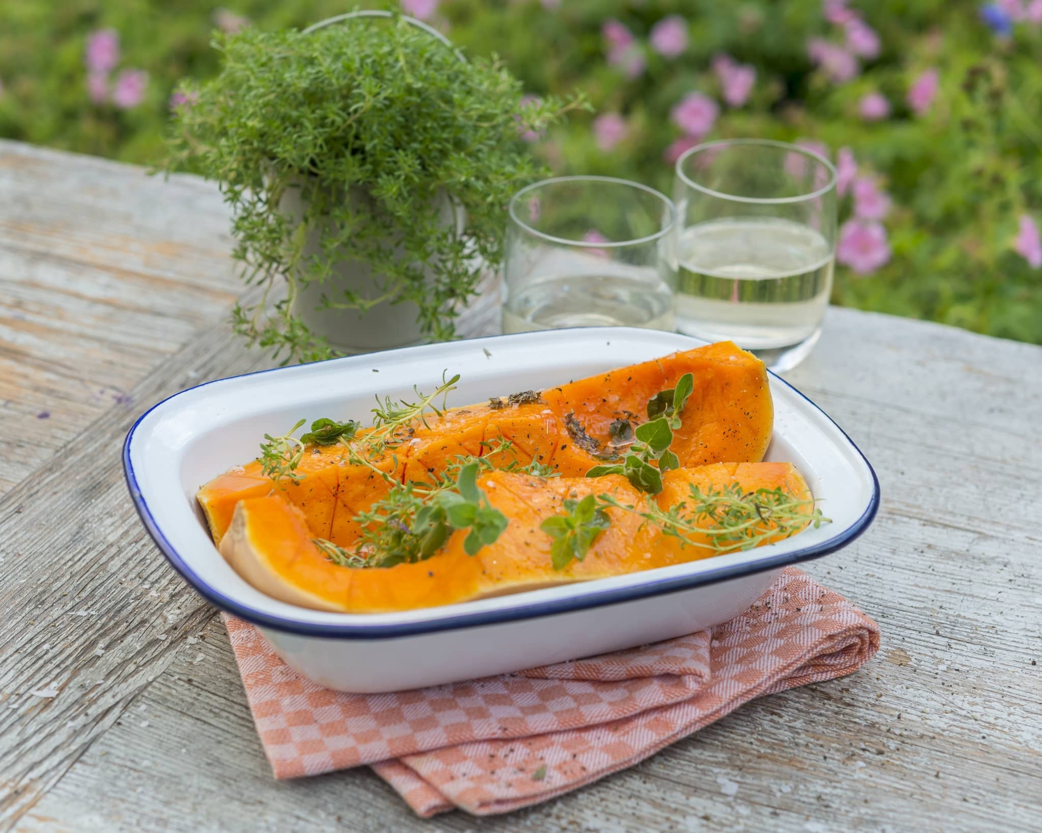 Courge butternut rôtie en quartiers aux herbes fraîches