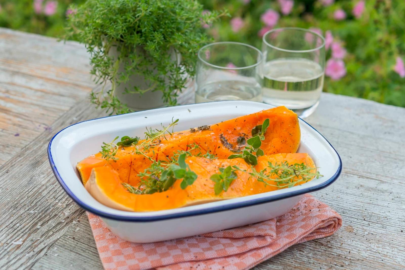 Courge butternut rôtie en quartiers aux herbes fraîches