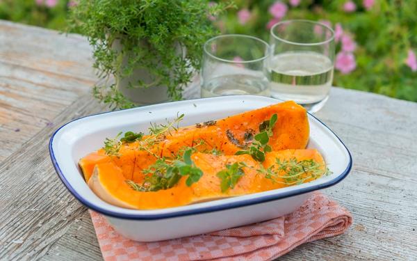 Courge butternut rôtie en quartiers aux herbes fraîches