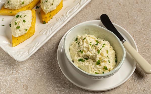 Tartinée de morue salée fouettée et crémeuse, sur croûtons de polenta frits