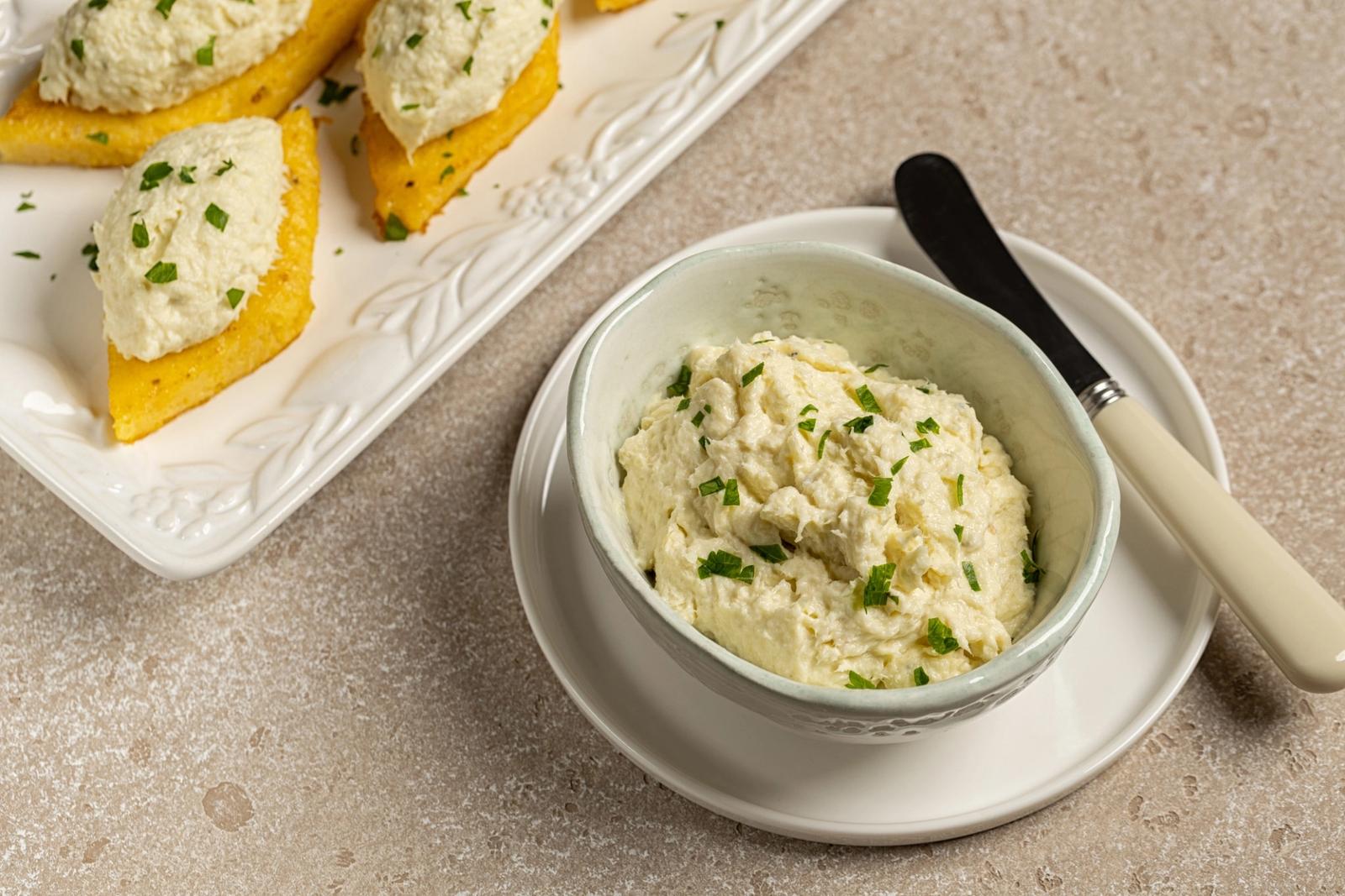 Tartinée de morue salée fouettée et crémeuse, sur croûtons de polenta frits