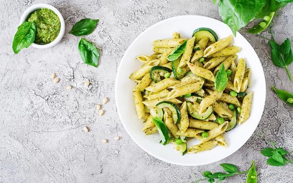 Penne sauce pesto, courgettes, petits pois et basilic