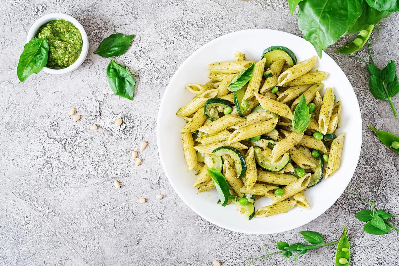 Penne sauce pesto, courgettes, petits pois et basilic