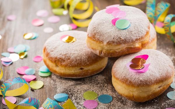 Berliner ou beignet fourré à la crème pâtissière ou à la confiture