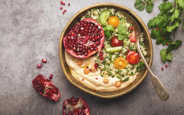 Taboulé aux légumes, houmous et grenade fraîche