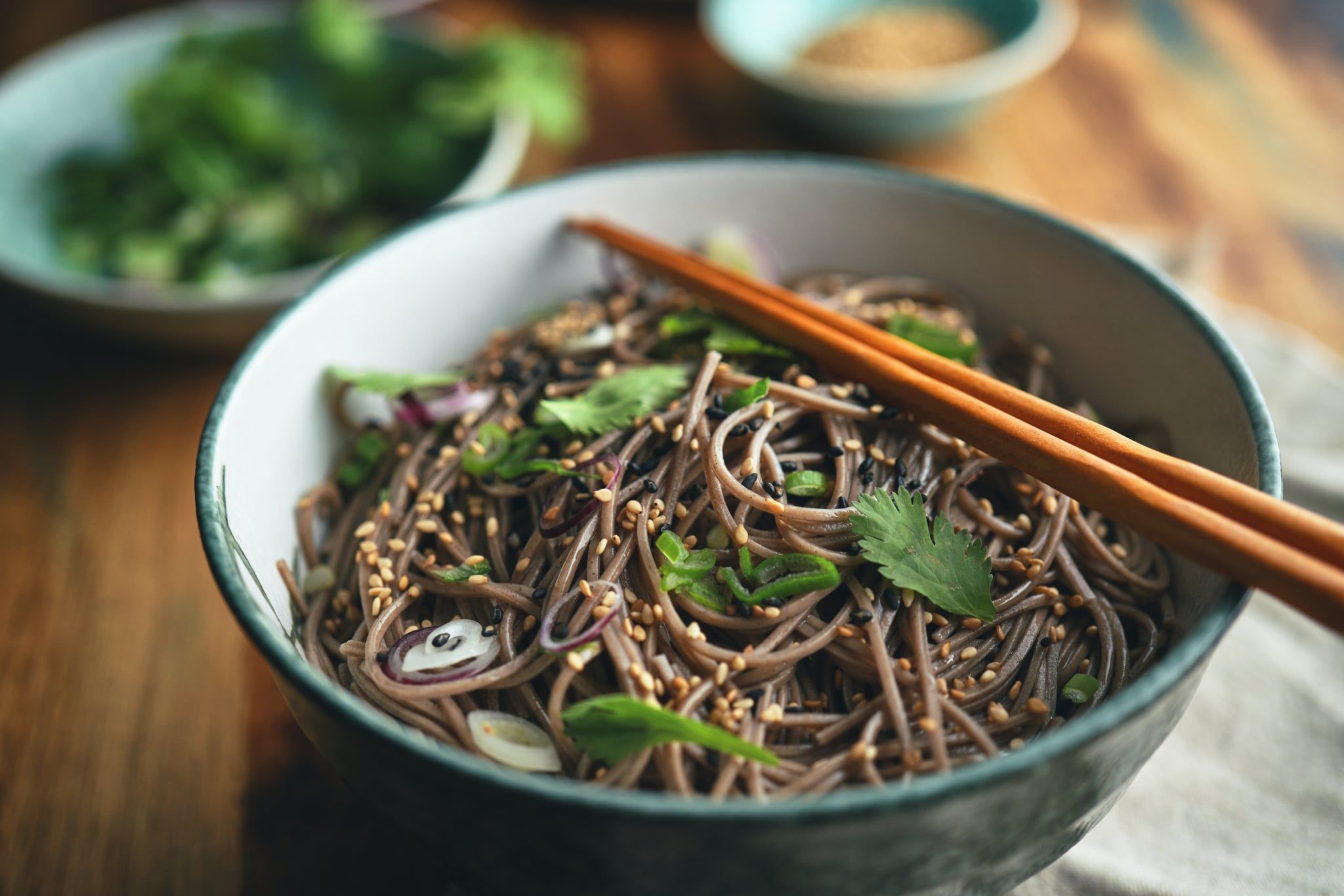 Nouilles soba au sésame, coriandre et sauce soja