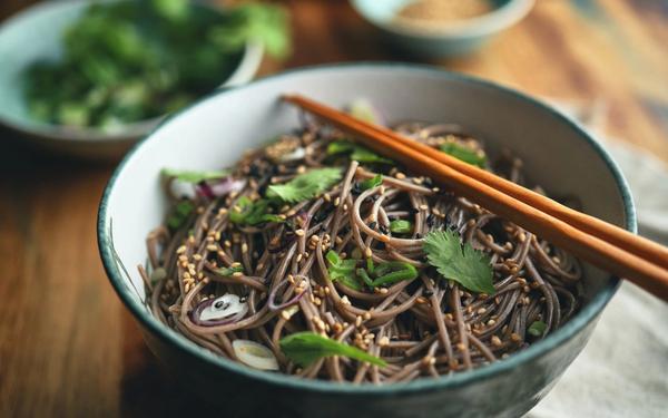 Nouilles soba au sésame, coriandre et sauce soja