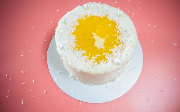 Gâteau au chocolat blanc, orange et noix de coco