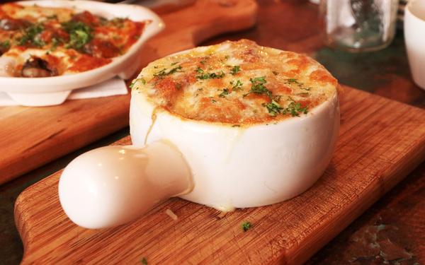 Soupe à l'oignon au fromage gratiné