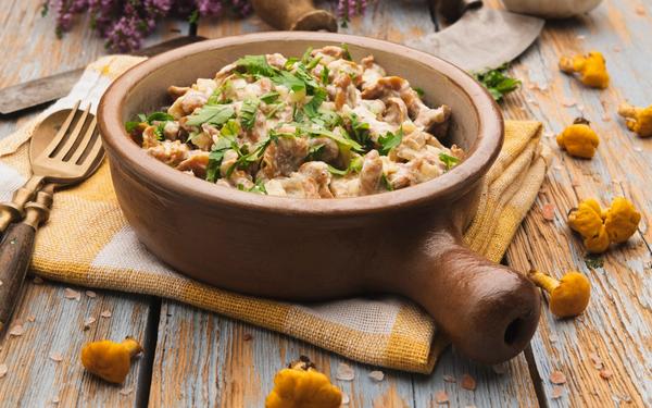 Chanterelles frites avec des oignons