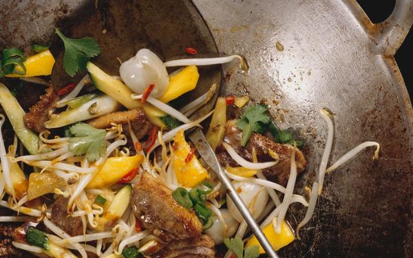 Sauté de canard aux fruits et germes