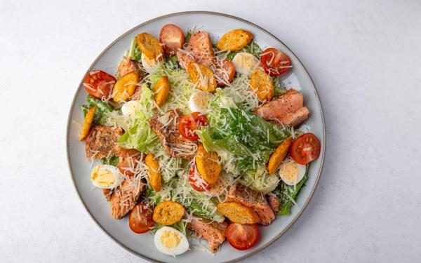 Salade césar à la truite ou saumon, tomates cerises et croûtons