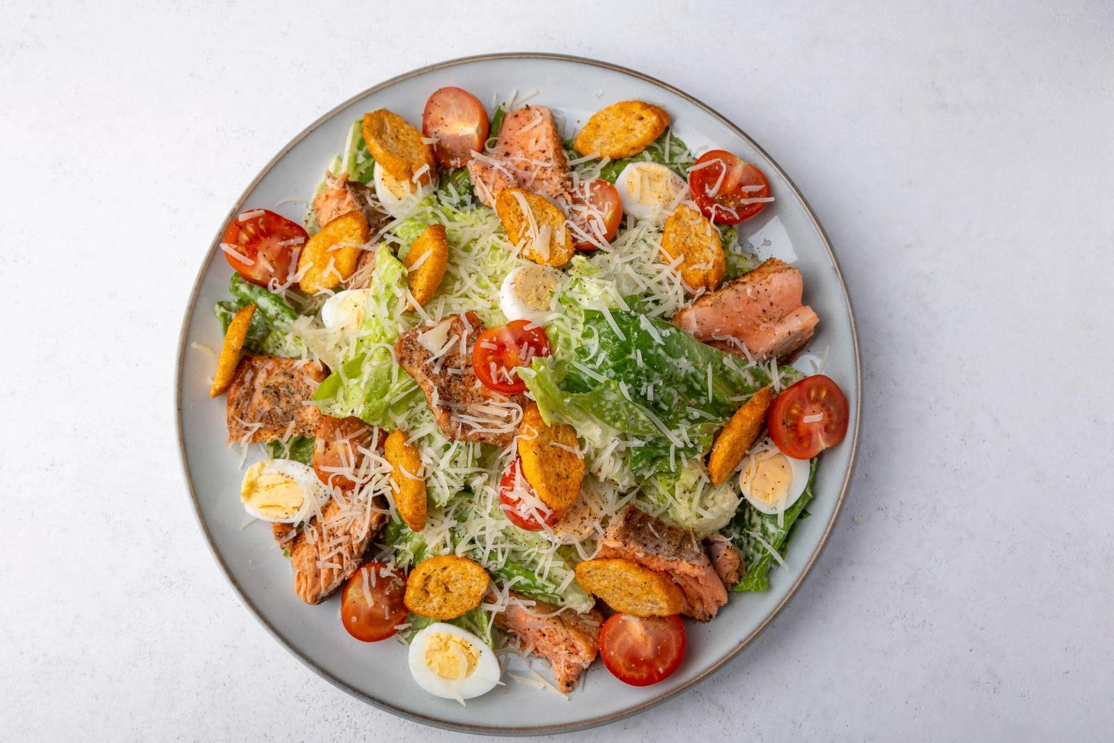 Salade césar à la truite ou saumon, tomates cerises et croûtons