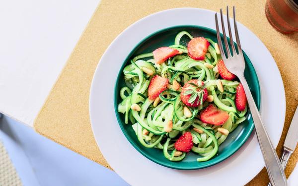 Spaghetti de courgettes avec fraises