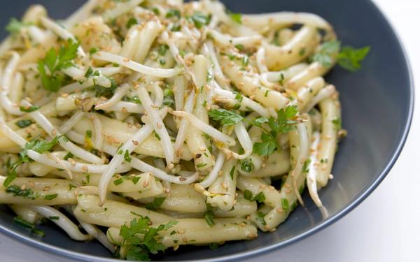 Salsifis sautés aux herbes fraîches et pousses de soja