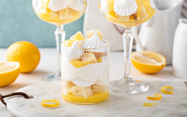 Parfait au citron, crème de citron, crème fouettée et meringue