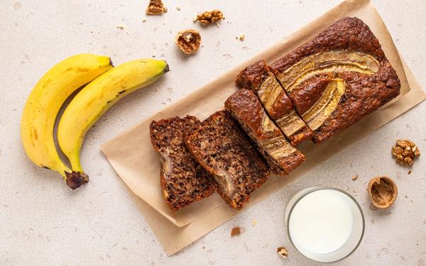 Pain à la banane aux noix, pépites de chocolat et cannelle