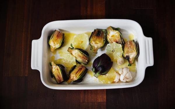 Artichauts avec du citron et de l'ail rôti au four