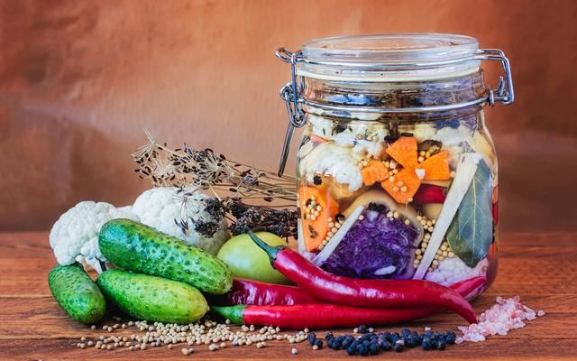 Lactofermentation des légumes : bienfaits, techniques et idées de recettes pour les légumes d’été