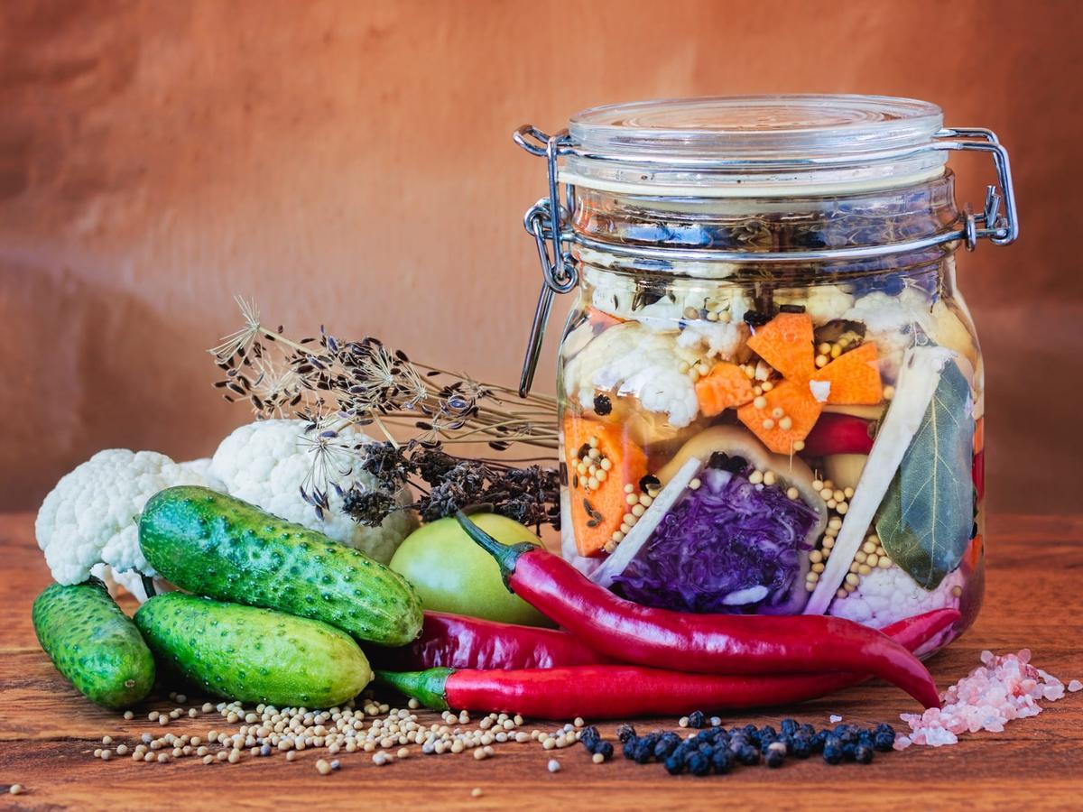Lactofermentation des légumes : bienfaits, techniques et idées de recettes pour les légumes d’été