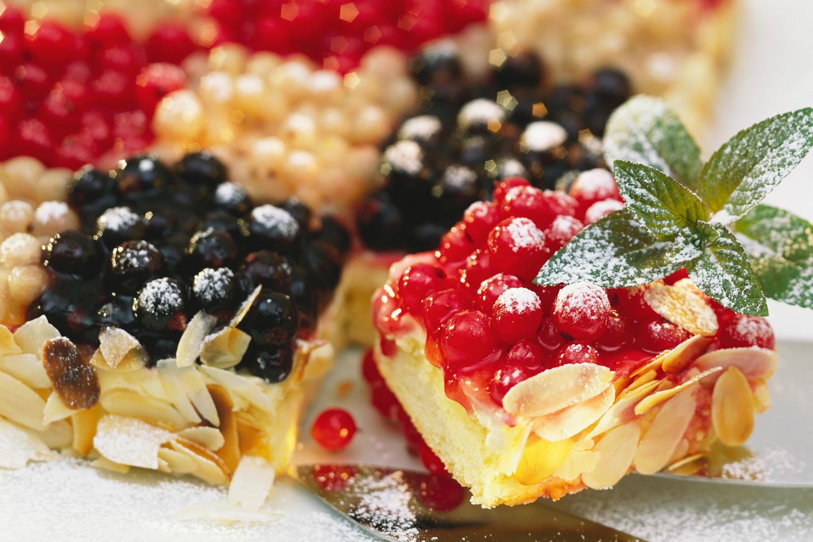 Mosaïque de groseilles avec crème de liqueur aux amandes