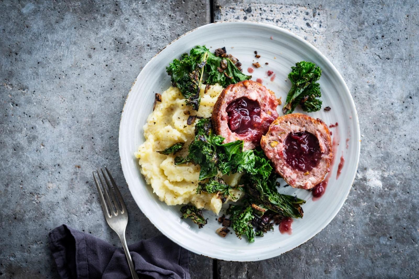 Boulettes de viande farcies aux cranberries et chou kale à la purée