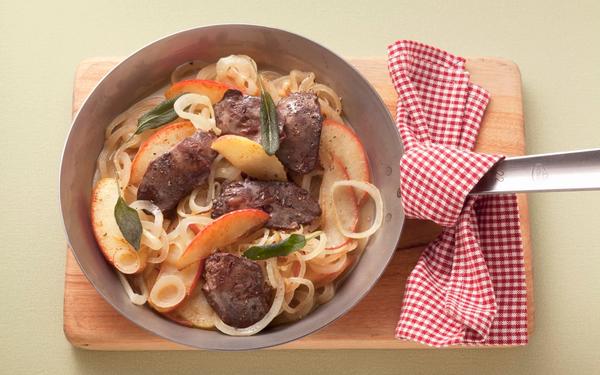Foies de volaille à la berlinoise, pommes et oignons
