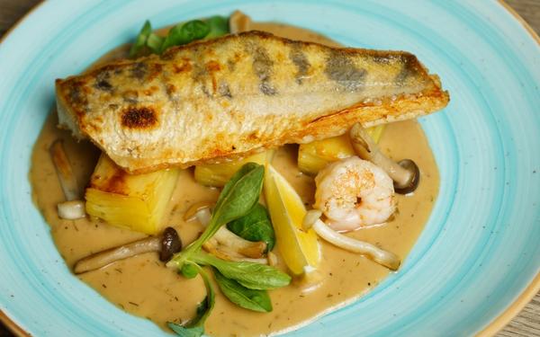 Filet de sandre rôti avec pommes de terre et sauce aux champignons