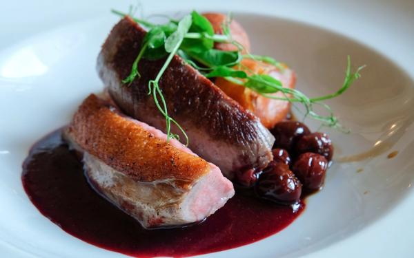 Magret de canard rôti sauce aux cerises douces