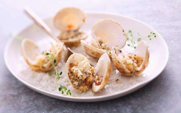 Praires gratinées aux noisettes et herbes fraîches