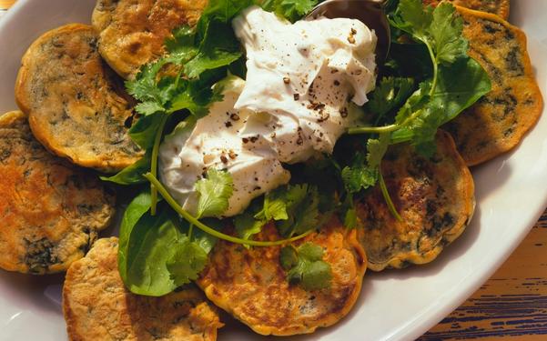 Pain plat aux épinards et aux fines herbes