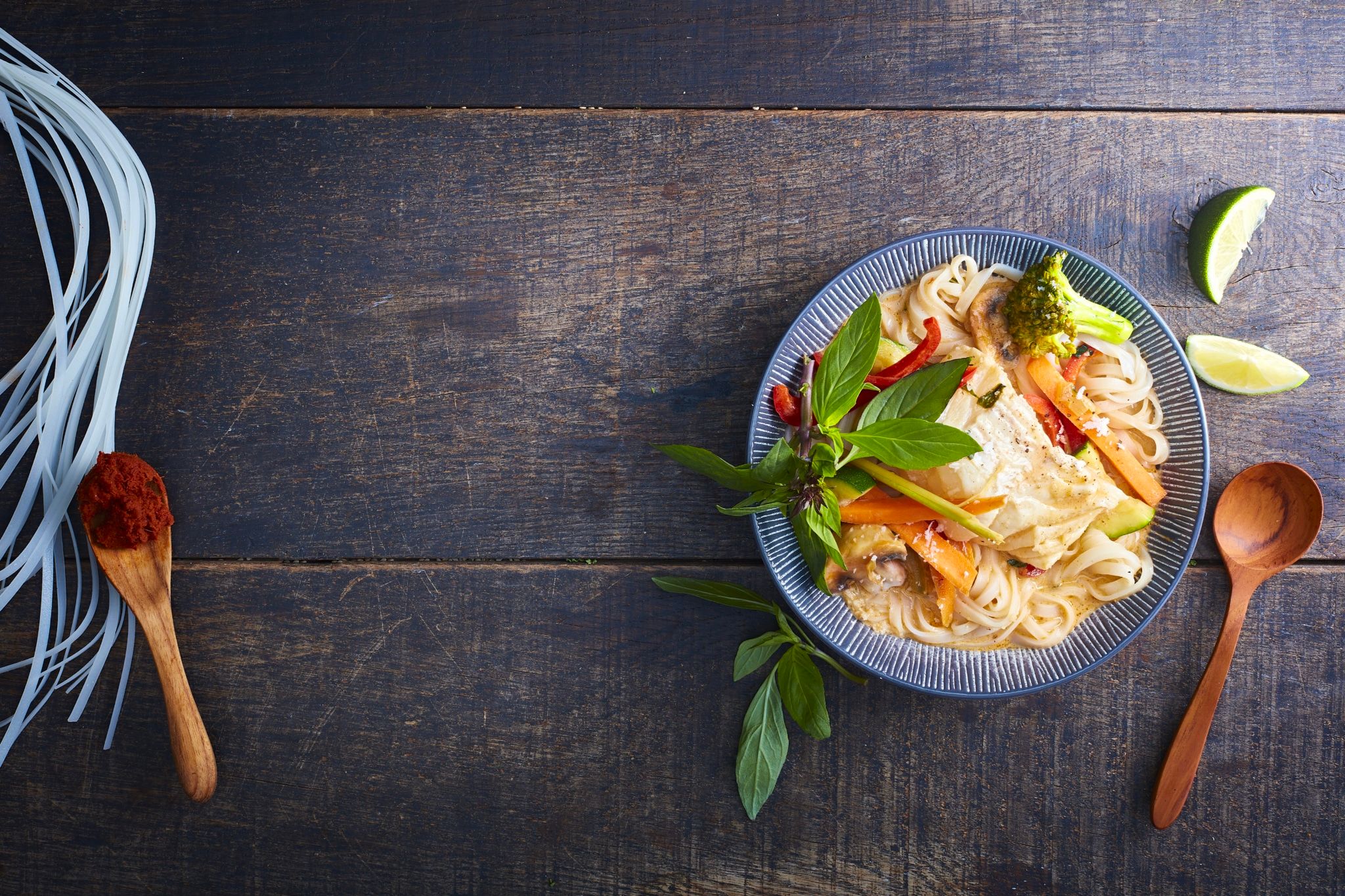 Nouilles au cabillaud, curry rouge et lait de coco