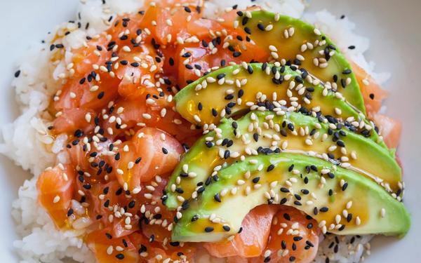 Chirashi au tartare de saumon et avocat