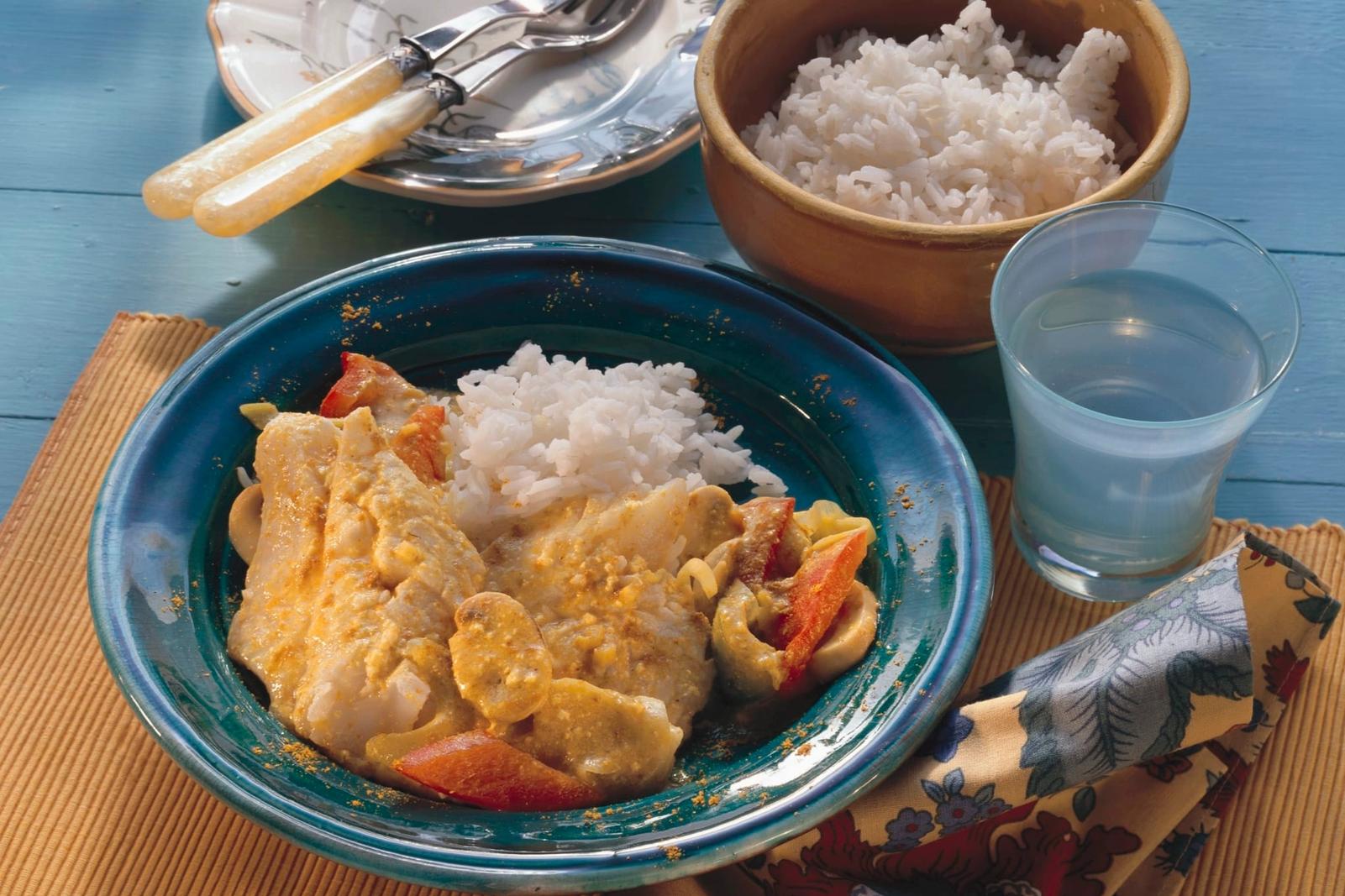 Perche rouge pochée avec légumes au curry et riz