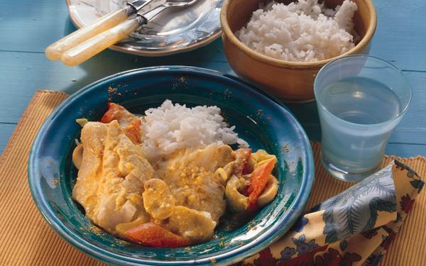 Perche rouge pochée avec légumes au curry et riz