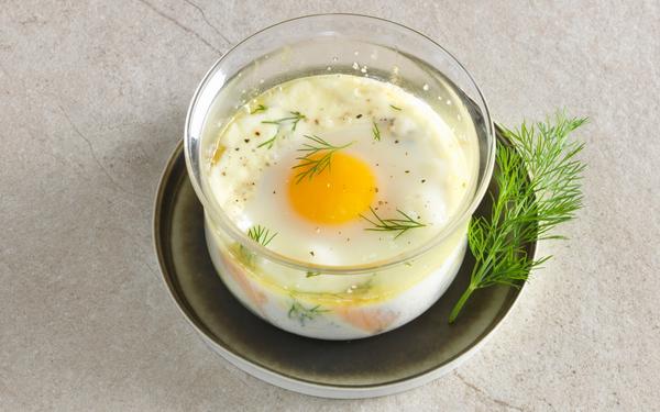 Oeuf cocotte au saumon fumé et crème fraîche