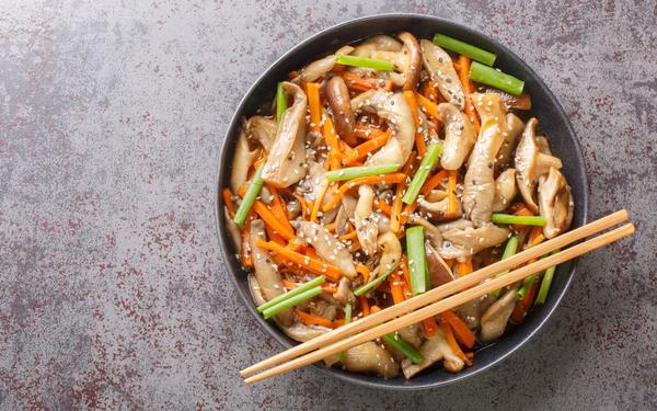 Poêlée de pleurotes et shiitakés aux légumes croquants, sauce épicée