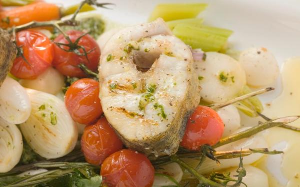 Pavé de bar grillé sur lit de légumes rôtis