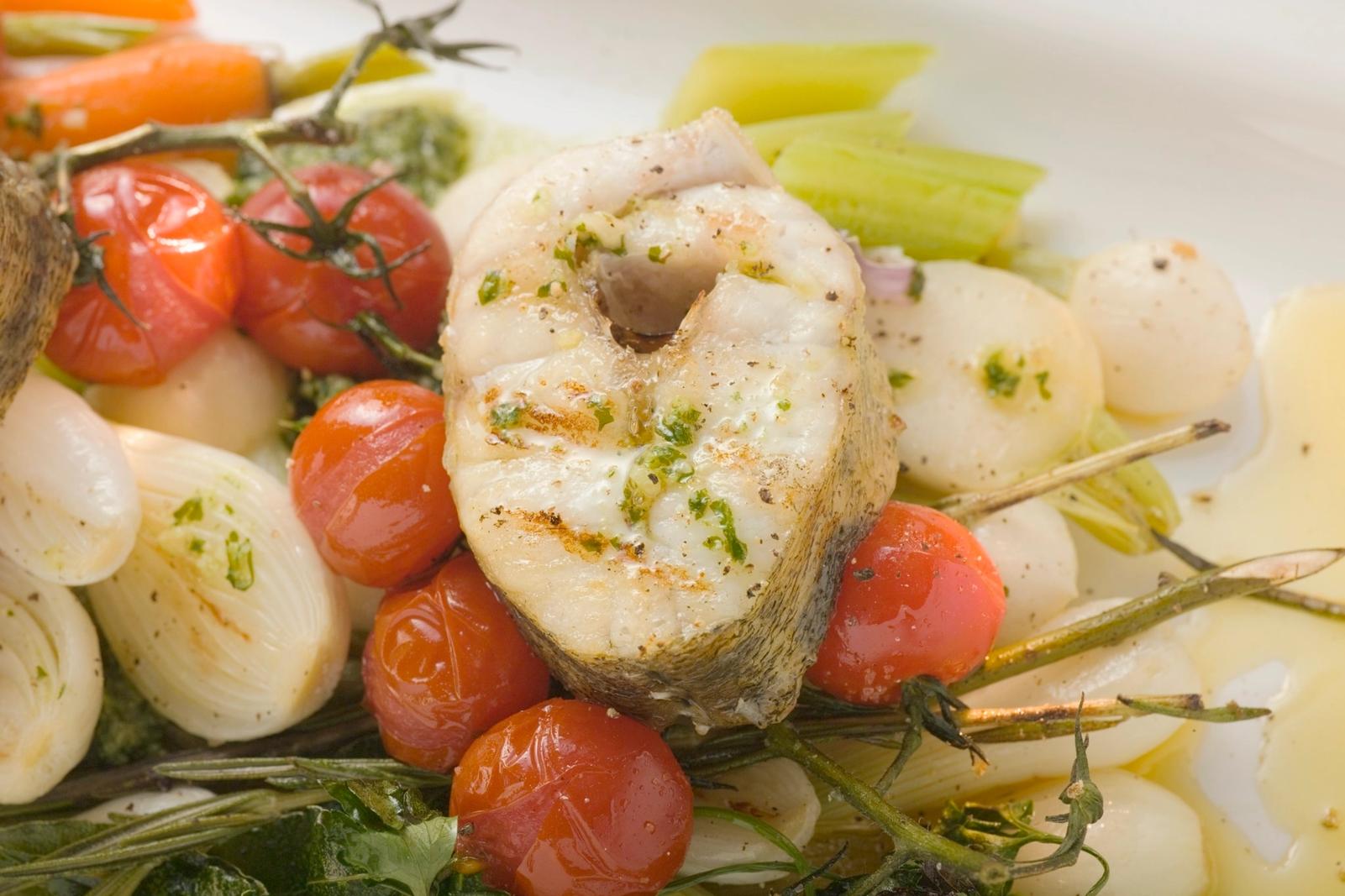 Pavé de bar grillé sur lit de légumes rôtis