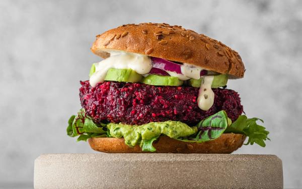 Burger végétalien avec escalope de betterave, avocat et mayonnaise végétalienne
