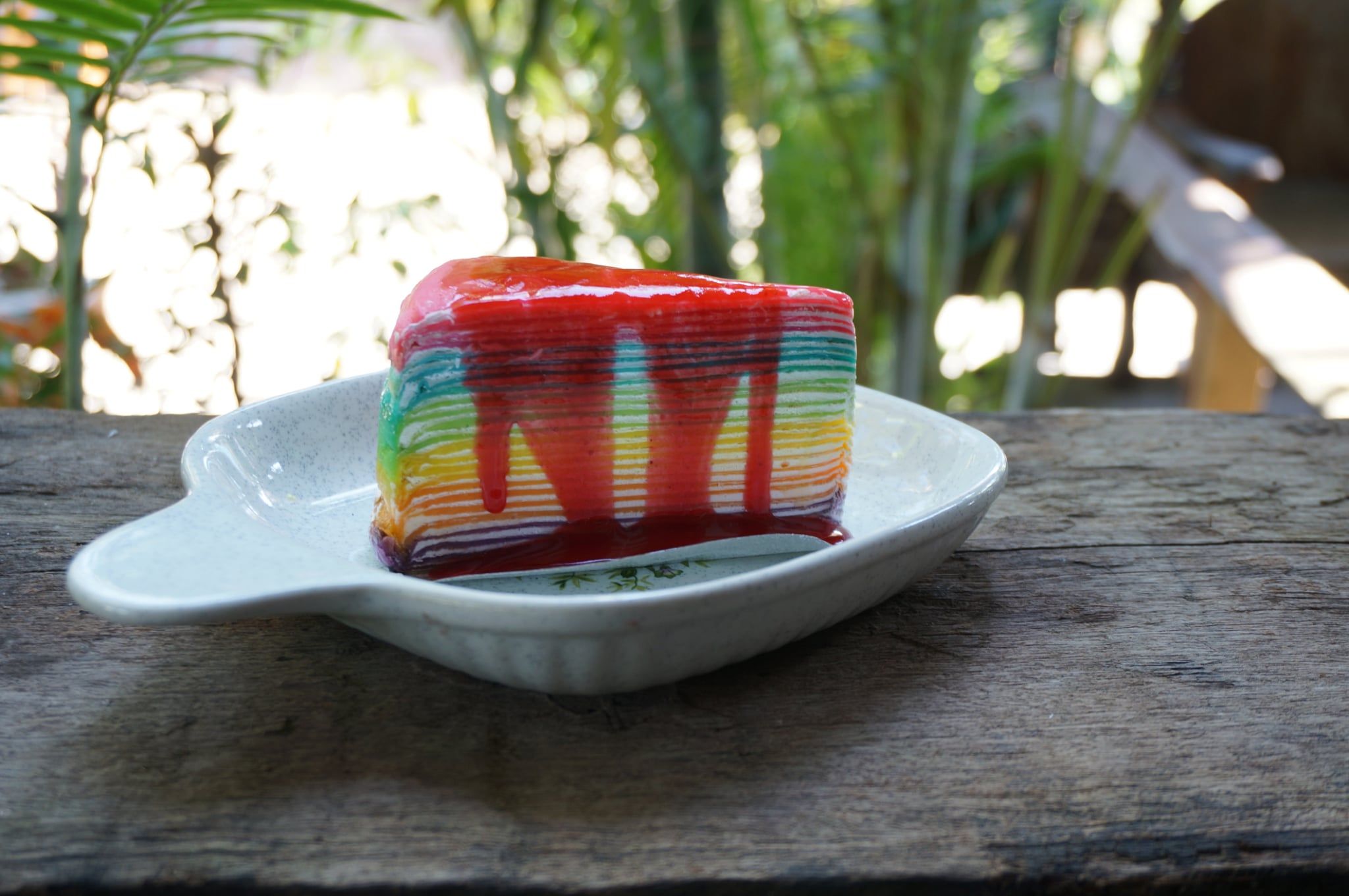 Gâteau de crêpe couche arc-en-ciel