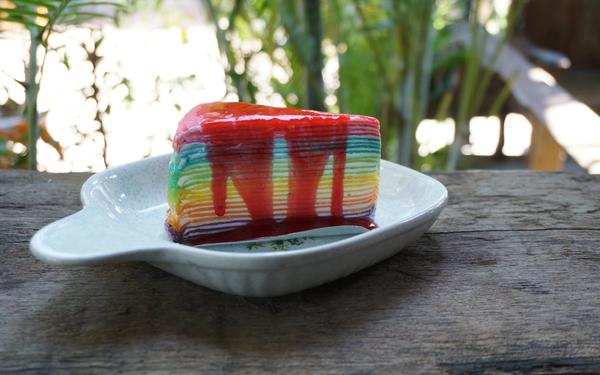 Gâteau de crêpe couche arc-en-ciel