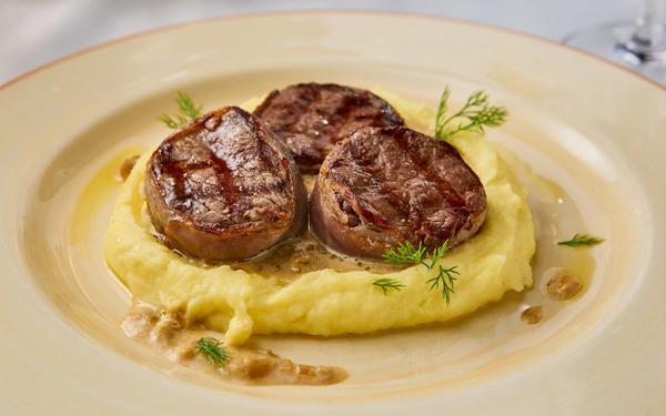 Médaillons de veau sur purée de pommes de terre crémeuse