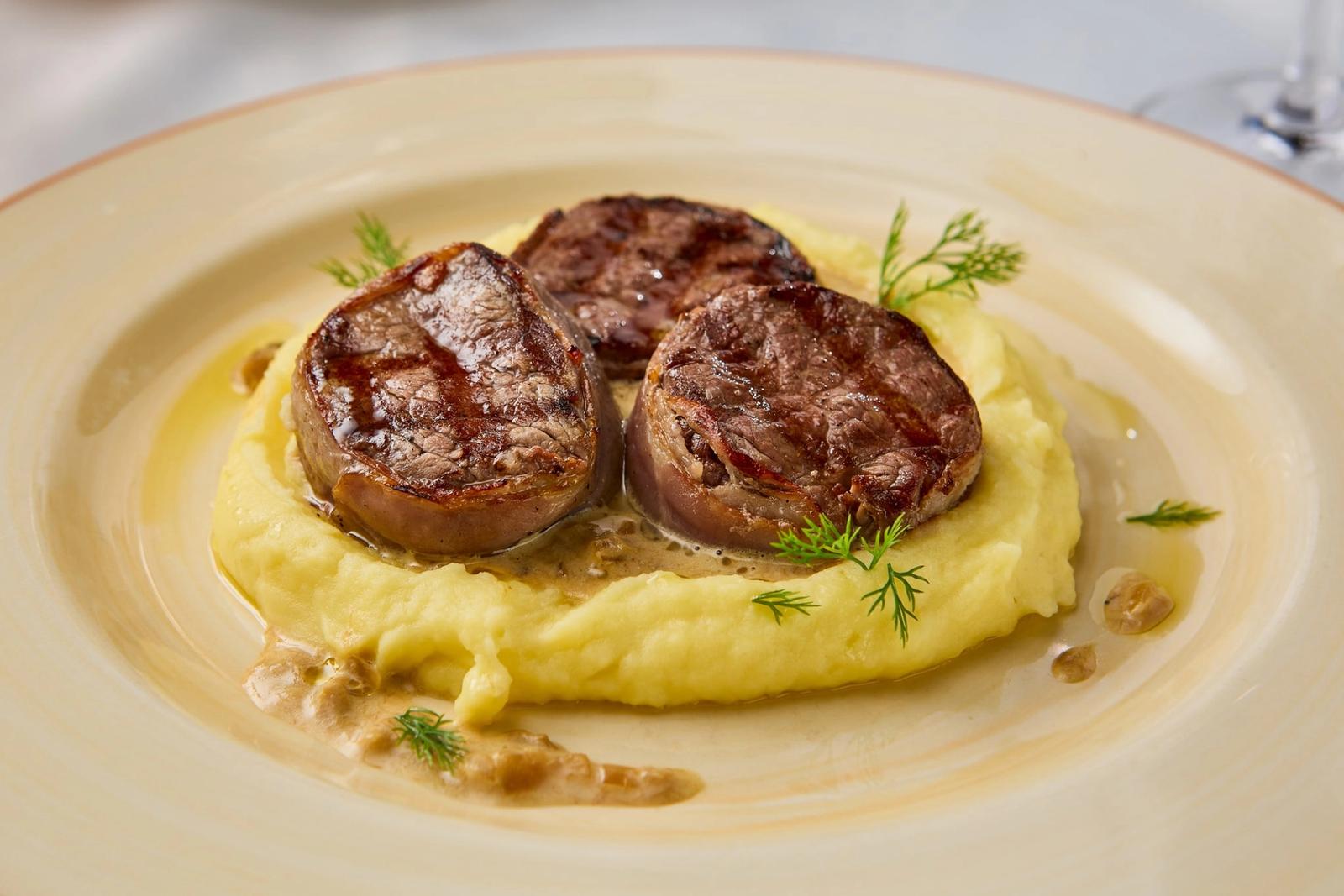 Médaillons de veau sur purée de pommes de terre crémeuse