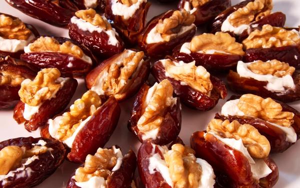 Dattes fraîches farcies de mascarpone et de noix