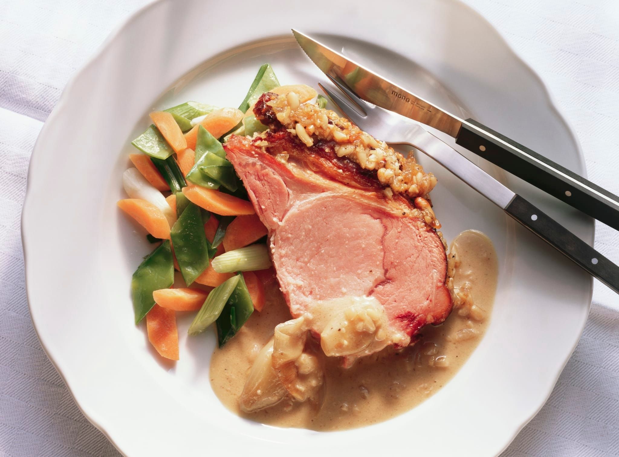 Rôti de porc en croûte aigre-douce et légumes